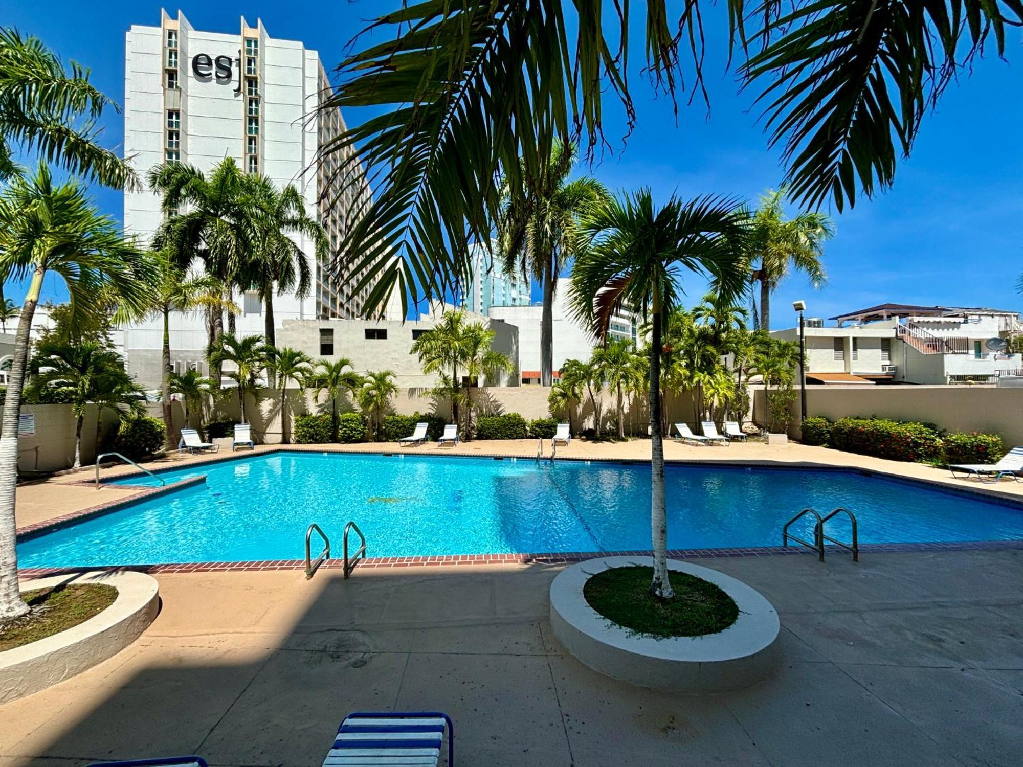 Isla Verde Modern Apartment With Pool Сан Хуан Екстериор снимка